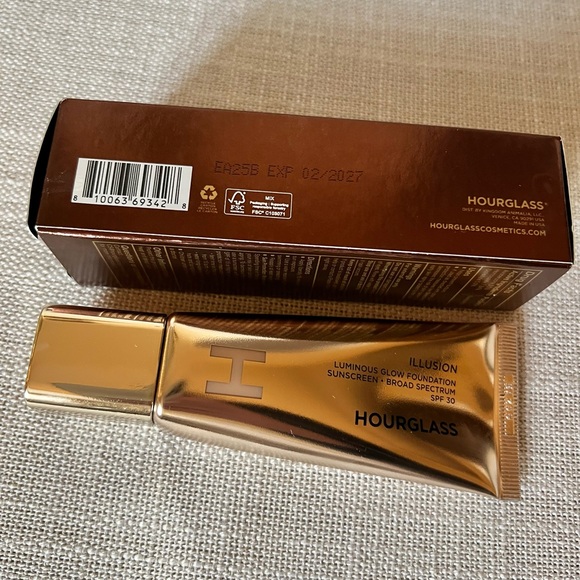 Hourglass Illusion Luminous Glow Foundation Shade 7 - Picture 3 of 7